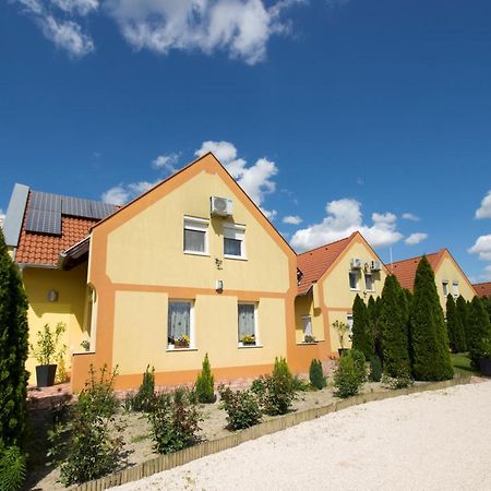 Ponty-Lak Panzio Guest House Dávod Eksteriør bilde